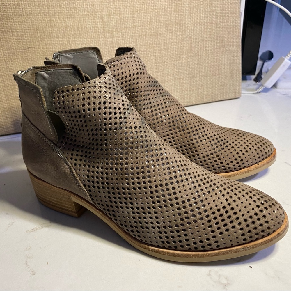 dolce vita tommi booties size 7.5 side slit back zipper in smoke nubuck